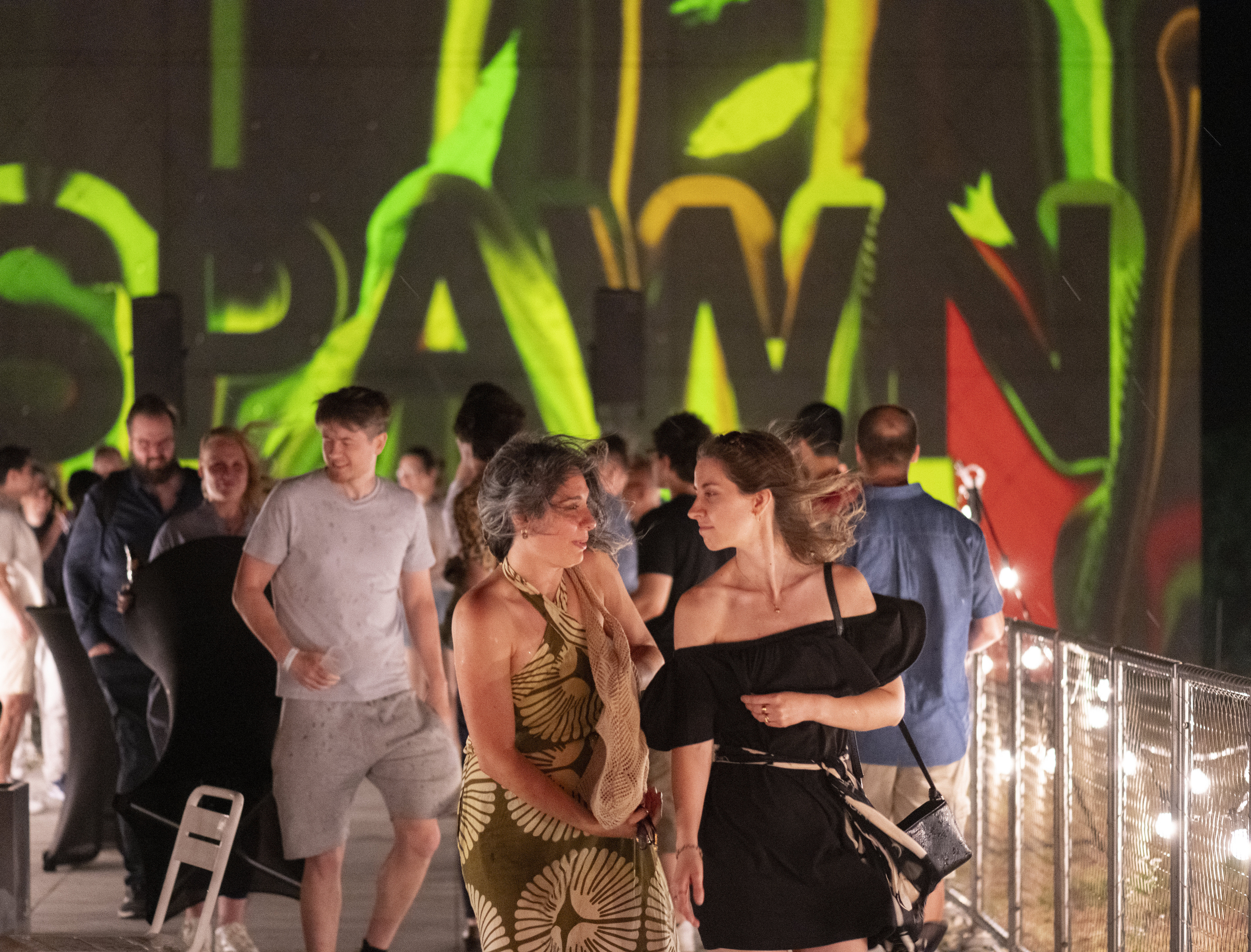 Menschen bei Abschlussevent der Bunten Nacht der Digitalisierung 2026