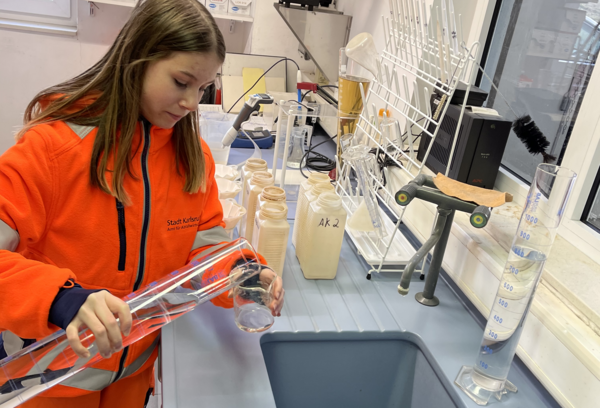 Junge Frau entnimmt Wasserprobe