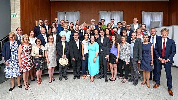 Gruppenbild des Karlsruher Gemeinderats im Foyer des Karlsruher Rathaus.