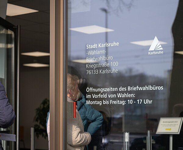 Bürgerinnen und Bürger vor dem Briefwahlbüro