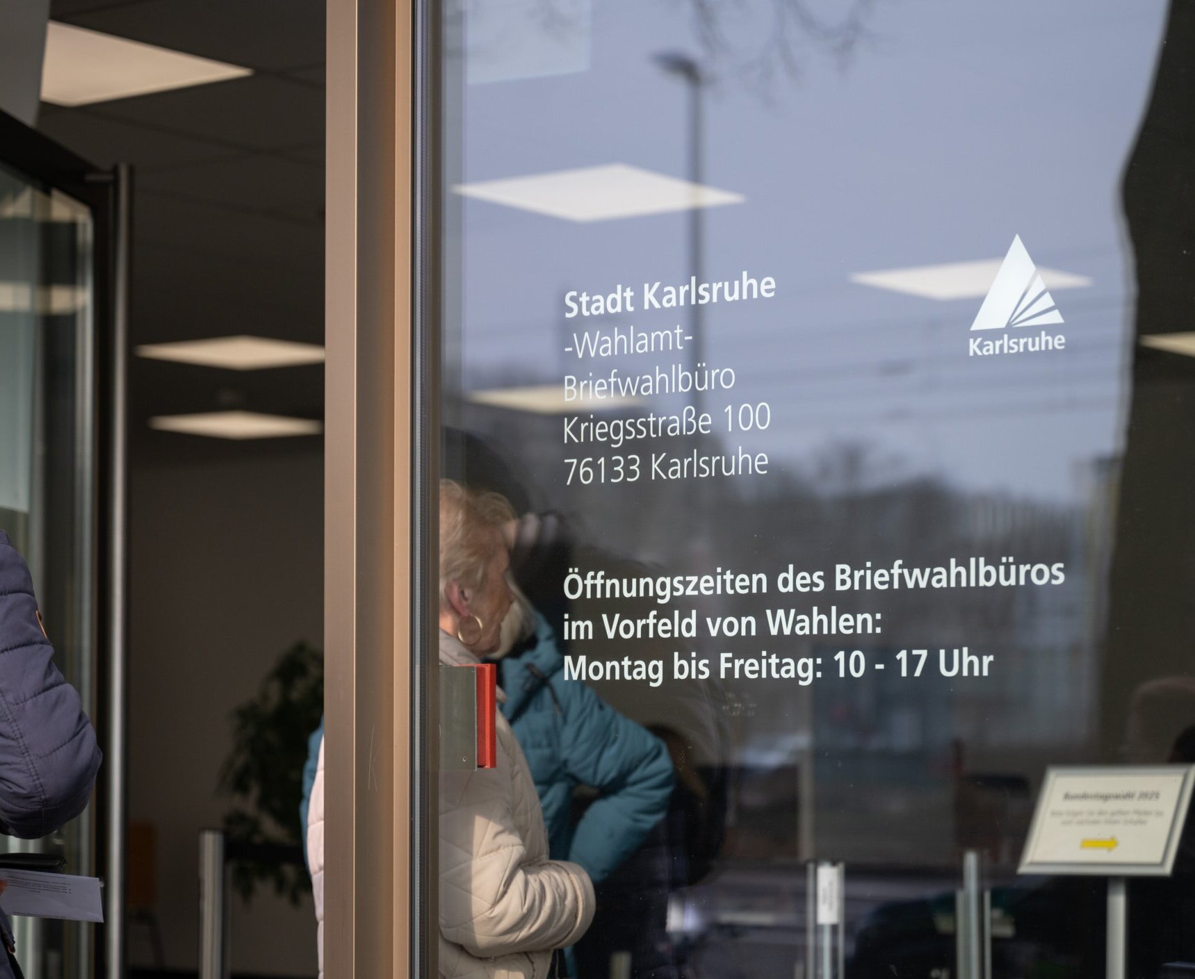 Bürgerinnen und Bürger vor dem Briefwahlbüro