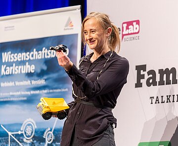 Die Vorjahressiegerin Maria Paszkiewicz-Idzik erklärt  anschaulich das Thema Photonik bei "FameLab"