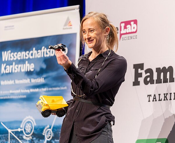 Die Vorjahressiegerin Maria Paszkiewicz-Idzik erklärt  anschaulich das Thema Photonik bei "FameLab"