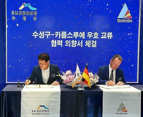 Bürgermeister unterzeichnen die Projektpartnerschaft zwischen Karlsruhe und Suseong-gu