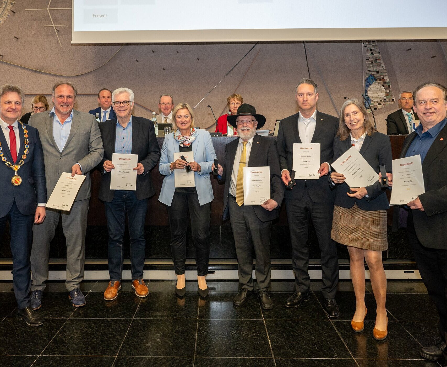 Ehrung für 20 und 30 Jahre Mitgliedschaft im Gemeinderat; OB Mentrup, zusammen mit sieben geehrten Stadträtinnen und Stadträten