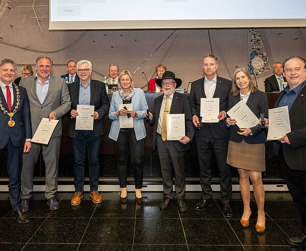 Ehrung für 20 und 30 Jahre Mitgliedschaft im Gemeinderat; OB Mentrup, zusammen mit sieben geehrten Stadträtinnen und Stadträten