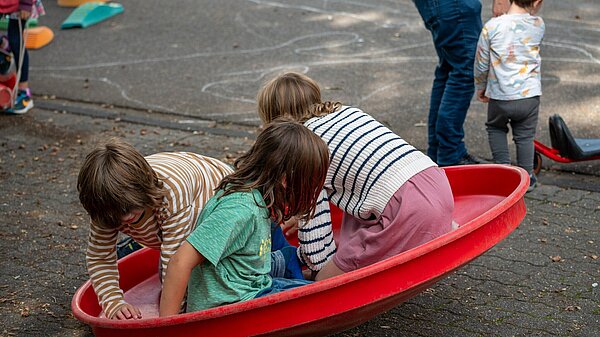 Kinder beim Spielen auf der Straße