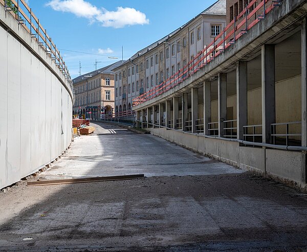Pressetermin zur Sanierung Schlossplatztunnel Stand Ende August 2025 - nach Asphaltabtragung verzögert sich die Sanierung durch Korrosion der Stahlstäbe im Beton; Blick aus derm Tunnel in Richtung Osten