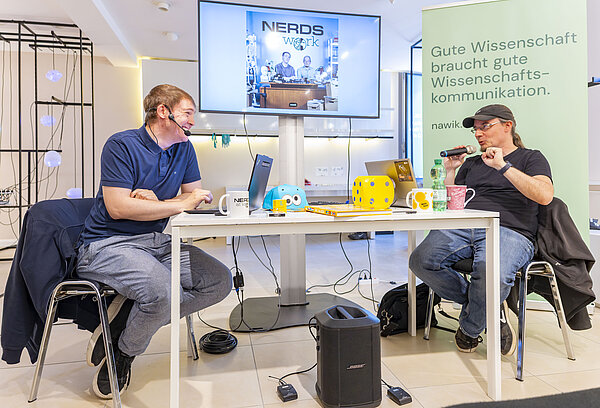 Christian Scharun und Jens Foell bei der Moderation ihres Live-Podcasts