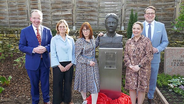An Erna Scheffler erinnerten Bürgermeister Dr. Albert Käuflein, Verfassungsrichterin Prof. Dr. Astrid Wallrabenstein, Künstlerin Bronislawa von Podewils, Soroptimist-Präsidentin Firdevs Kaplaner und Ortsvorsteher Dr. Anton Huber (v.l.n.r.)