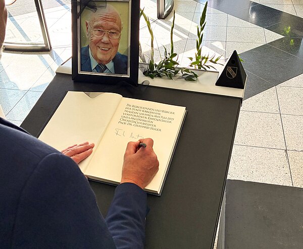 Oberbürgermeister Dr. Frank Mentrup trägt sich in das Kondolenzbuch für Gerhard Seiler ein.