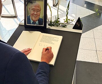 Oberbürgermeister Dr. Frank Mentrup trägt sich in das Kondolenzbuch für Gerhard Seiler ein.