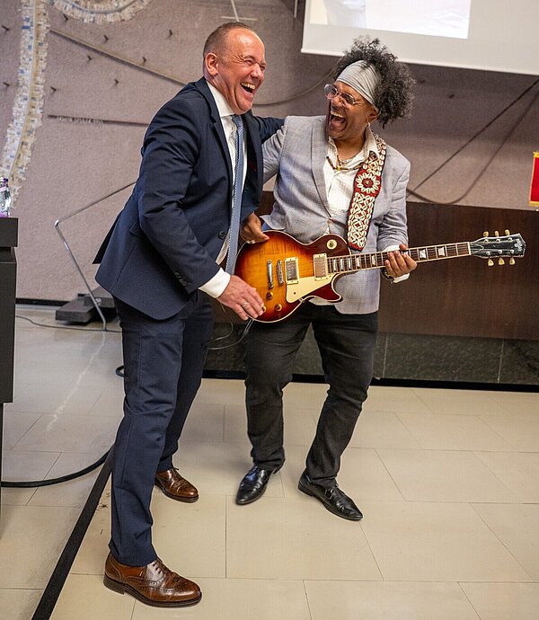 Rock'n'Roll zum Abschied: Daniel Fluhrer mit Musiker Dany "LABANA" Martínez