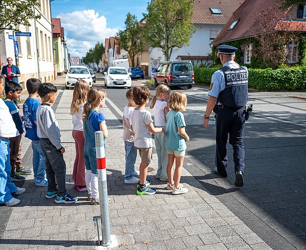 Zweitklässler an der Nordschule Neureut üben mit der Polizei das sichere Überqueren der Straße.