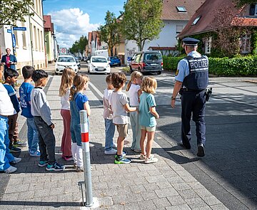 Zweitklässler an der Nordschule Neureut üben mit der Polizei das sichere Überqueren der Straße.