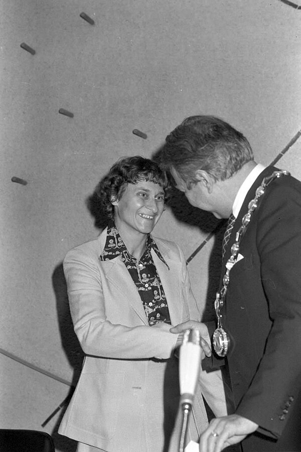 Verpflichtung als Stadträtin im September 1978: Marianne Krug im Bürgersaal des Rathauses beim Händedruck mit Oberbürgermeister Otto Dullenkopf