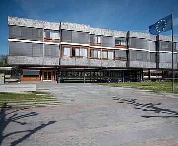 Bundesverfassungsgericht Außenansicht bei gutem Wetter