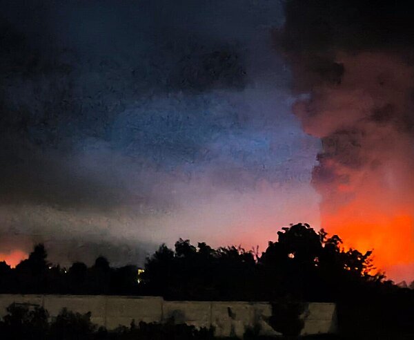 Hell erleuchteter Nachthimmel durch Drohnenangriff auf Winnyzja.