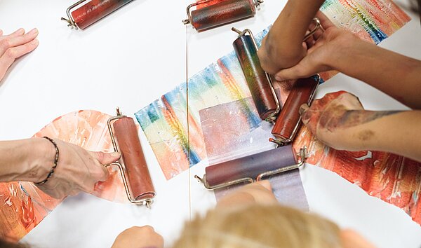 Klassenzimmer wird zum Künstleratelier: Das Museumsprojekt lädt Schülerinnen und Schüler ein, selbst kreativ zu werden.