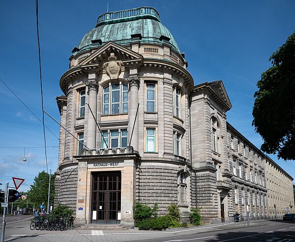 Gebäudeansicht vom Rathaus West Eingang