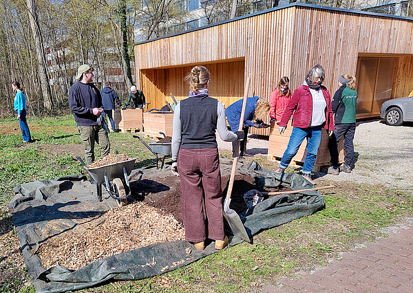 Errichtung der ersten Hochbeete am Campus Green Garden