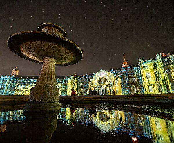 Blick auf das bespielte Karlsruher Schloss bei Nacht während der Schlosslichtspiele.