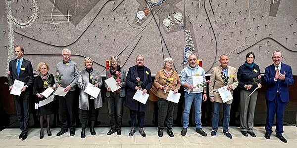 Das Bild zeigt Engagierte für Kinder, Jugendliche, Seniorinnen und Senioren.