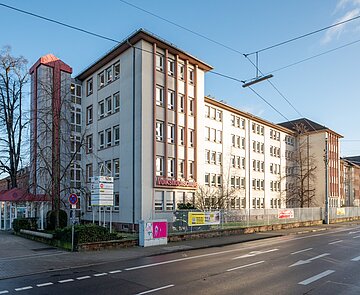 Gebäudeansicht der Volkshochschule und des Internationalen Bildungszentrums  von außen