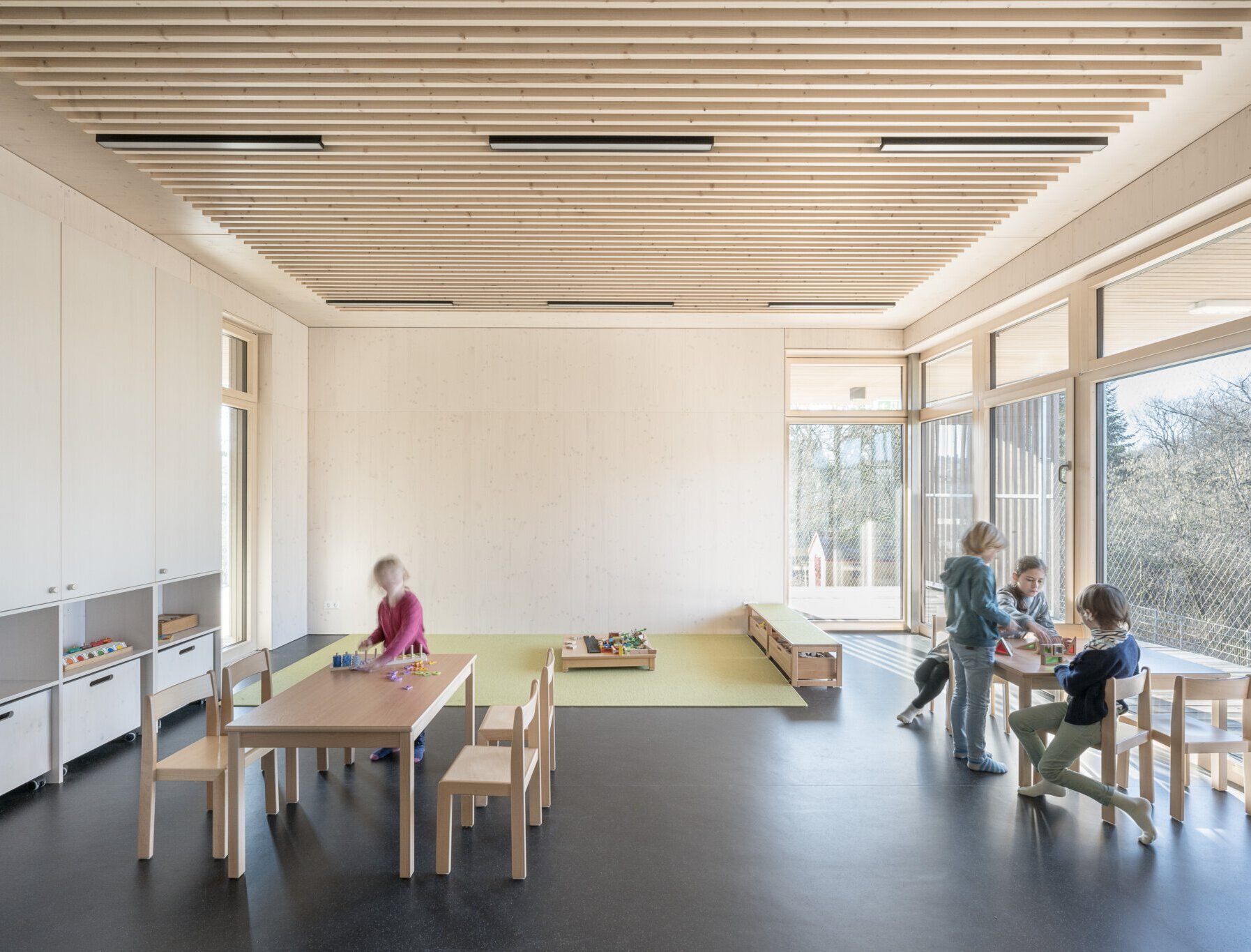 Kinder beim Spielen im neuen Gruppenraum 