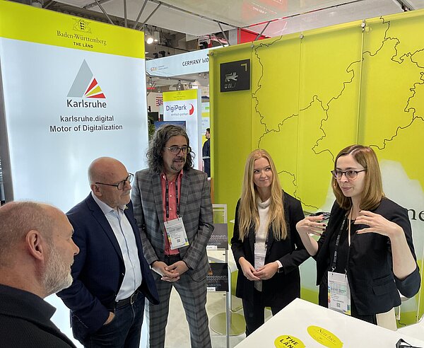 Verkehrsminister Winfried Hermann (2.v.l.) nutzte seine Teilnahme als Sprecher auf dem Kongress, um sich mit einer Delegation am Karlsruher Messestand über das Zusammenspiel von Wirtschaft, Wissenschaft und Netzwerken sowie Verwaltung und Kultur zu informieren.