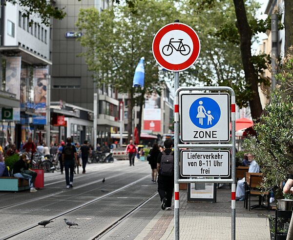 Neu eingeführtes Fahrradfahr-Verbot in der Fußgängerzone der Kaiserstraße