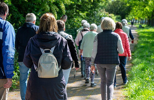 Personen gehen im Wald spazieren
