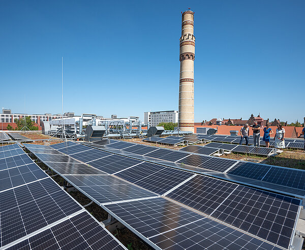 Photovoltaik-Module auf dem Klinikdach von Haus I