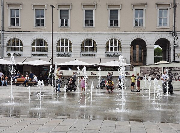Das Bild zeigt die Wasserspiele am Marktplatz.