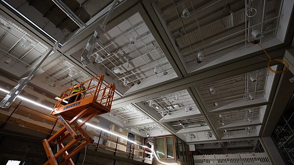 Begehung der Stadthalle Karlsruhe während der Sanierung im November 2024.