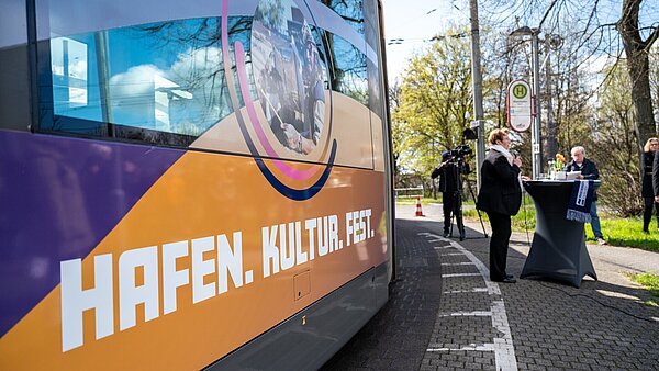 Beklebung einer Straßenbahn zum Jubiläum "125 Jahre Rheinhafen"