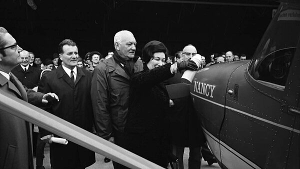 Stadträtin Marie-Jeanne Bleuzet aus Nancy auf dem Flughafen Forchheim während der Taufe des Flugzeugs. Dabei Angehörige des L´Aero Club de L´Est und des Flugsportvereins Karlsruhe. Ganz links Bürgermeister Walther Wäldele.