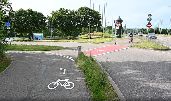 Bodenmarkierung zur Radwegeführung in Richtung Durlach an der Ettlinger Allee. 