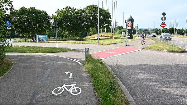 Bodenmarkierung zur Radwegeführung in Richtung Durlach an der Ettlinger Allee. 