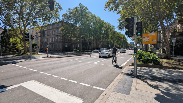 Das Foto zeigt die neue Querungsmöglichkeit für den Fuß- und Radverkehr an der Leopoldstraße – über die Kriegsstraße.