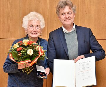 Für über 50 Jahre Einsatz für psychisch kranke Menschen erhielt Maria Rave-Schwank das Bundesverdienstkreuz erster Klasse.