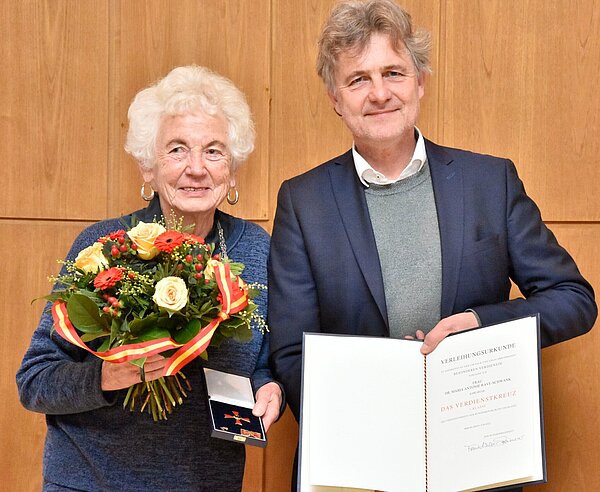 Für über 50 Jahre Einsatz für psychisch kranke Menschen erhielt Maria Rave-Schwank das Bundesverdienstkreuz erster Klasse.