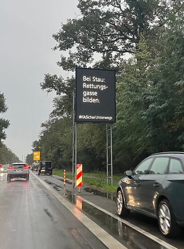 Digitale Anzeigen geben Hinweise für mehr Sicherheit und Rücksicht im Straßenverkehr.