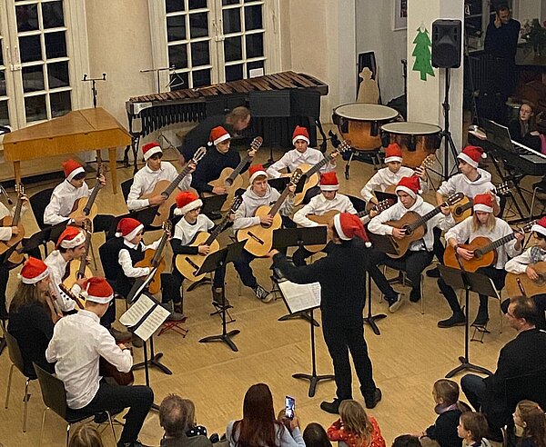 Das KONS-Gitarrenensemble spielt beim Weihnachtskonzert.