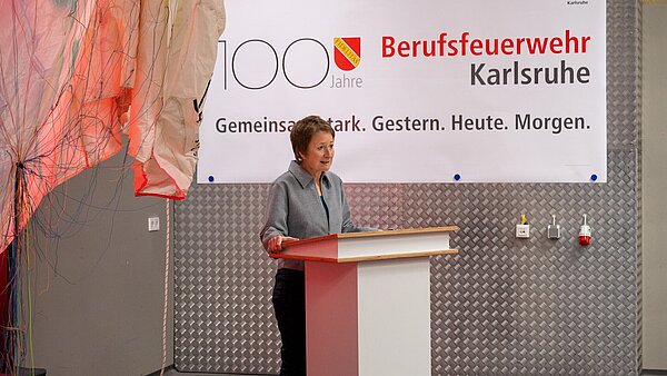 Erste Bürgermeisterin Bettina Lisbach spricht auf der Pressekonferenz 100 Jahre Berufsfeuerwehr