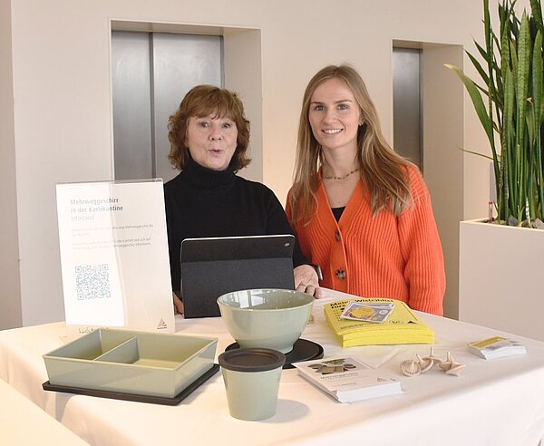 Werbung für die neuen Mehrwegbehälter der städtischen Kantine machen Susanne Volz (links) und Ricarda Dörfler.