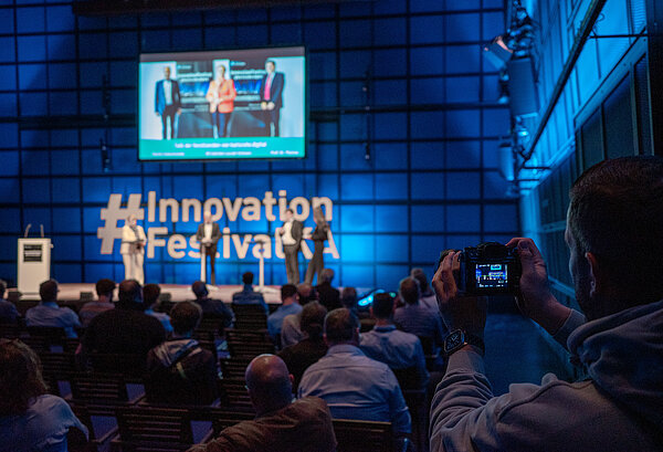 Publikum vor Bühne bei Festival