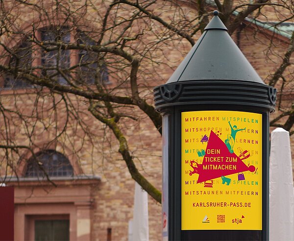 Eine Kampagne macht 2021 im Stadtbild auf den Karlsruher Pass aufmerksam.