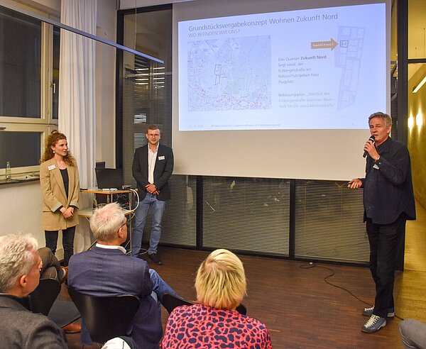 Zwischenstand erläutert: ­Daniel Düll, Karin Weber und Stephan Mertens (v.l.) vom Team der Konzeptvergabe. 