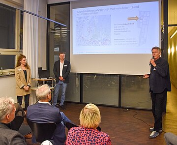 Zwischenstand erläutert: ­Daniel Düll, Karin Weber und Stephan Mertens (v.l.) vom Team der Konzeptvergabe. 